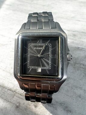 (950)Vintage Fossil Silver-Tone Stainless Steel Watch with Black Dial